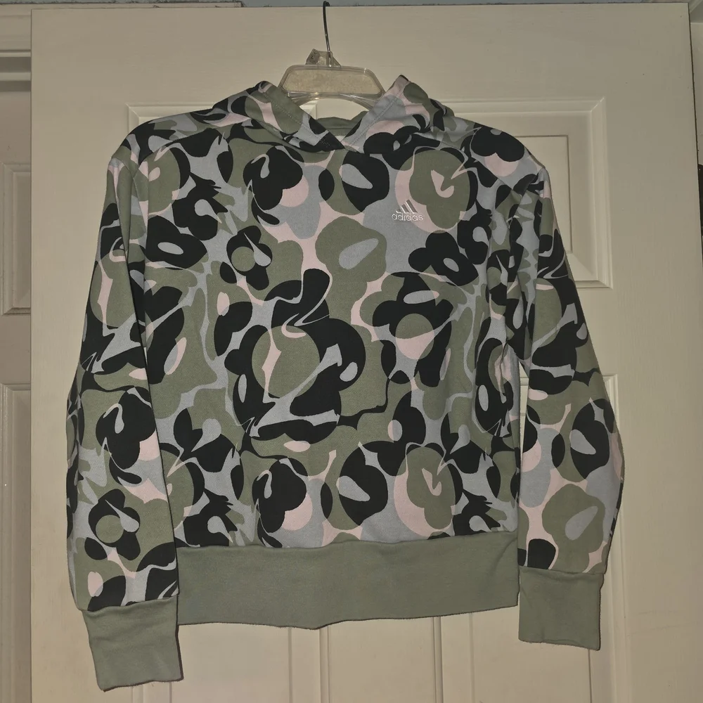 adidas Men’s Crewneck Sweatshirt in Olive, Black & Pale Pink Camo
